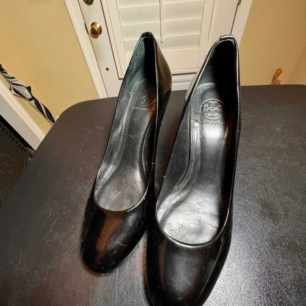 Tory Burch size 10 balck patent leather pumps